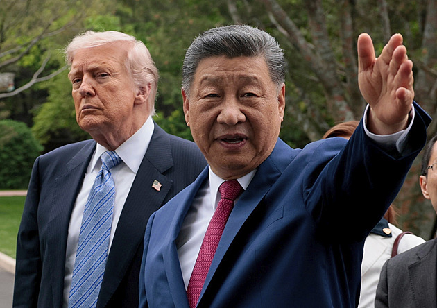 Přerozdané karty? Do Washingtonu přiletěl pan Si, Trump ho šel uctivě vítat