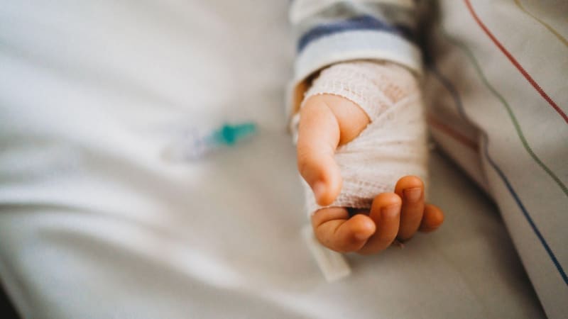 Eutanazie dvouletého dítěte v Nizozemsku: Požádali o ni rodiče, komise postup lékařů schválila
