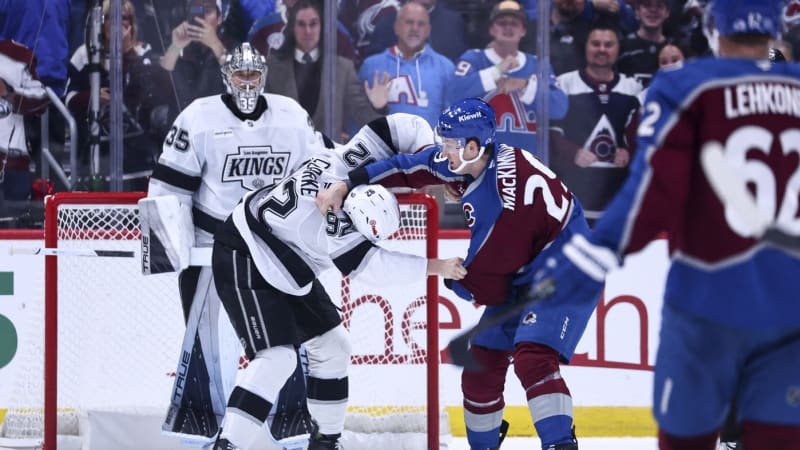 Ostrá rvačka v NHL: Hvězdný MacKinnon shodil rukavice a soupeře poslal k zemi