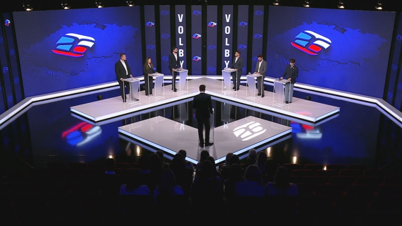 „Prachsprostý populismus“. Mladí politici se přeli kvůli zmrazení platů