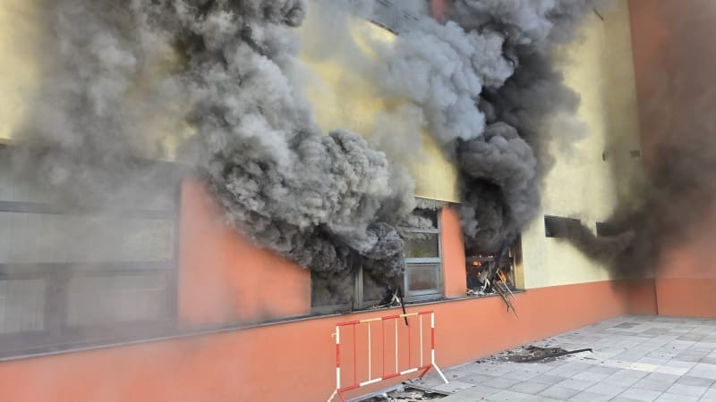 Poplach na pražské Dědině: Hoří samoobsluha, z oken se valí hustý černý dým
