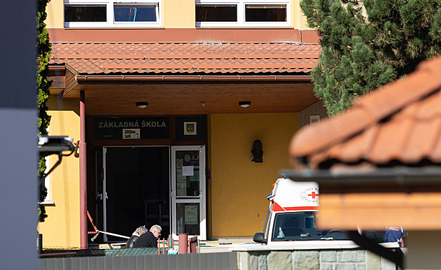 Policie zadržela matku žáka, který ubodal učitelku. Vyhrožovala ředitelce školy smrtí