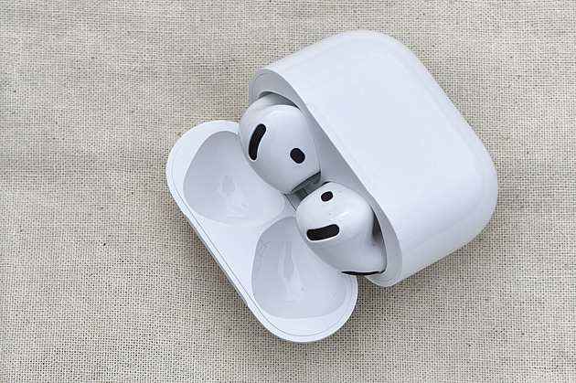 Nové AirPods 5 jsou unikátní sluchátka. Jedni budou nadšení, druhé budou štvát