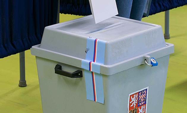 Volby 2026 ONLINE: Češi si druhý den volí obecní zastupitele a senátory