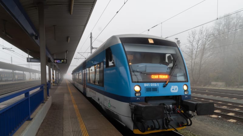 Neštěstí na železnici: Vlak na Frýdecko-Místecku srazil muže. Doprava na trati stála