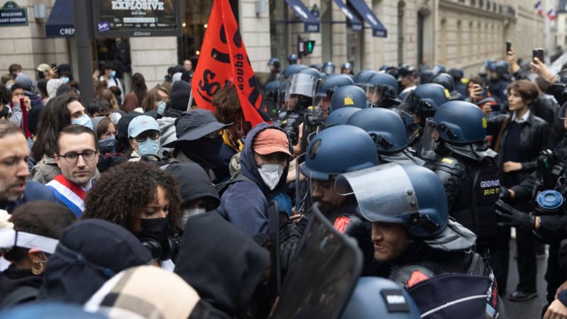 Protesty a násilí otřásají Francií. Kde se vzalo studentské hnutí a co požaduje?