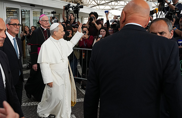 Papež Lev XIV. opustil nemocnici. Zdravil věřící, v neděli přednese modlitbu