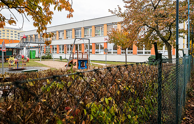 Ředitelské volno a zavřené družiny. Co mají dělat rodiče, kterým nezbývá dovolená?