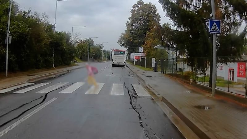 Kousek od tragédie: Auto se u Kyjova řítilo na dítě. Zasáhla řidička autobusu, ukazuje video