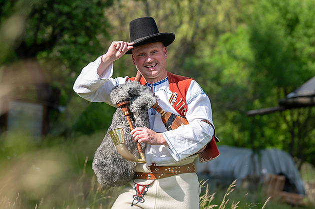 Gajdy, ovce a dřevěnice. Valašsko není pro srdečného dudáka folklor, ale životní styl