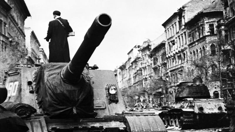 Vezmem kladiva a dovedeme bíti. Češi v roce 1956 nabádali Sověty k drsnému sražení Maďarů