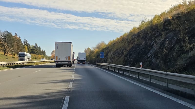 Stoupací pruh není jen pro kamiony. Kdy do něj podle pravidel musí zamířit i osobáky?