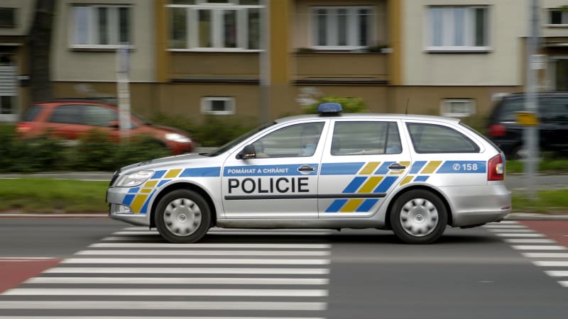 Zdrogovaný dealer z Chomutovska ujížděl policistům, jednoho srazil na silnici. Měl zákaz řízení